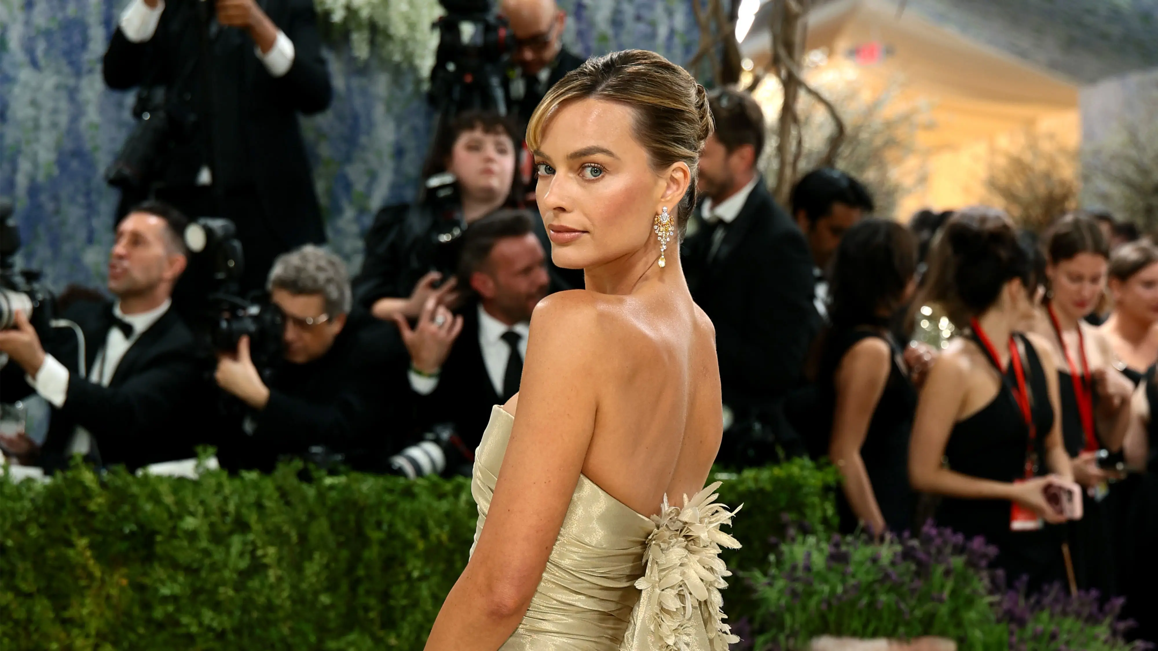 MARGOT ROBBIE’S 761-HOUR CHANEL GOWN AT THE MET GALA 