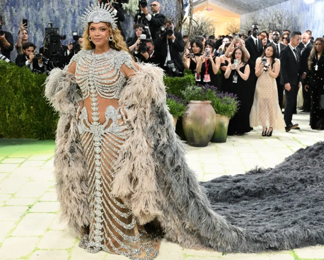 BEYONCÉ RETURNS TO THE MET GALA AFTER 10 YEARS — AND MAKES IT A FASHION MOMENT 