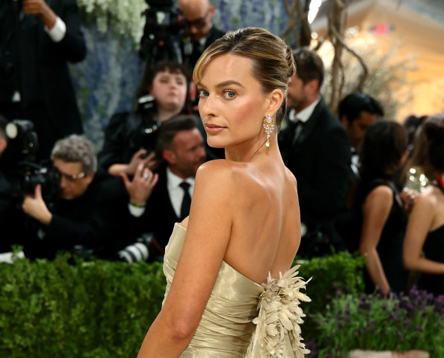 MARGOT ROBBIE’S 761-HOUR CHANEL GOWN AT THE MET GALA 